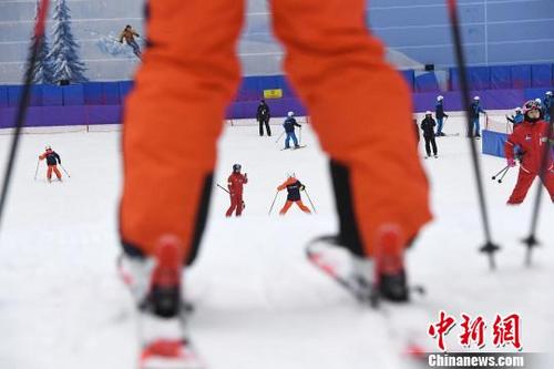 中国侨网在家门口滑雪对于广州民众来说是一件不可想象的事情。　姬东　摄