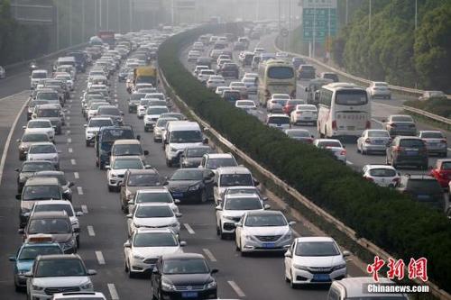 中国侨网资料图：5月1日，大批车辆缓慢行驶在高速上。中新社记者 泱波 摄