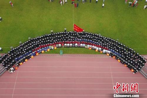 中国侨网中南大学湘雅医学院的超长毕业照。 杨华峰 摄