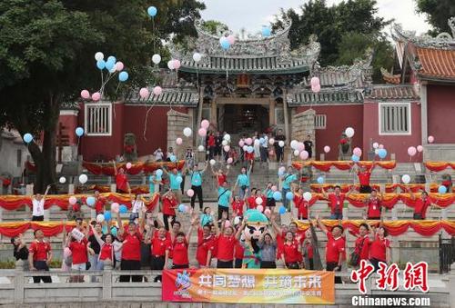 中国侨网在东山关帝庙前，两岸青年放飞气球，共祝两岸和平。　祝敏松　摄