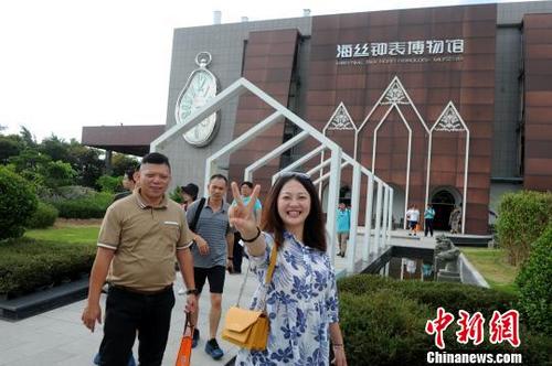 中国侨网百余名台湾青年走进福建省海丝钟表博物馆参访。　张金川　摄