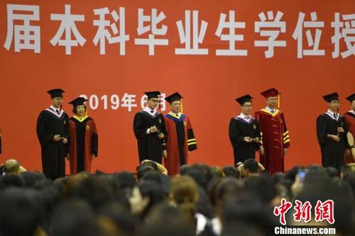 中国侨网吉林大学2019年毕业典礼在吉林大学前卫校区举行，万余名毕业生参加典礼。　张瑶　摄