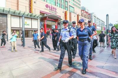 中国侨网昨天（24日）下午，中意两国警员在王府井步行街联合巡逻。本报记者 邓伟摄 