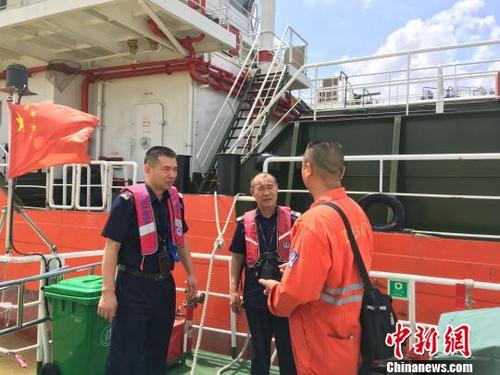 中国侨网热带低压靠近粤西,江门、湛江海事局启动防台Ⅳ级响应 郑翔 摄