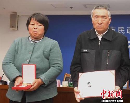 中国侨网今年4月12日晚,29岁的河南小伙孟恩辉在朝阳区望京北小河跳入水中勇救落水女士,因体力不支不幸遇难。图为北京市民政局为孟恩辉亲属颁发北京市见义勇为人员证书。 杜燕 摄