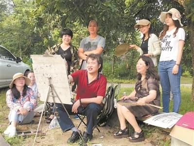 中国侨网艺术家在江门乡村写生。(图片来源:广州日报全媒体记者严建广)