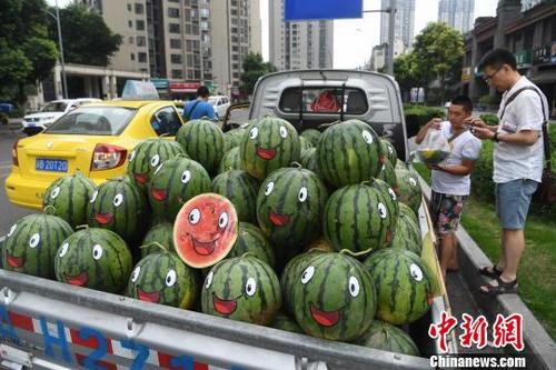 中国侨网图为民众正在购买西瓜。　陈超 摄
