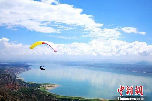 中国侨网滑翔伞运动员在天空竞逐表演。　侯奇志　摄