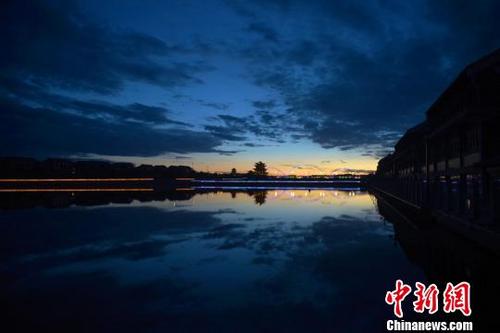 中国侨网7月中旬，甘肃嘉峪关市讨赖河，夕阳的余晖映照在水面上。　韦德占　摄