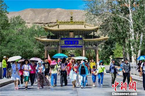 中国侨网  进入7月份以来，丝绸之路国际文化旅游名城甘肃敦煌迎来了今年的旅游旺季。　王斌银　摄