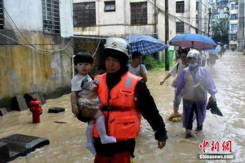 中国侨网7月7日，受连日来强降雨影响，福建省三明市泰宁县县城出现严重内涝，当地消防救援部门迅速组织救援力量，安全转移受困群众百余人。中新社发 三明消防 供图