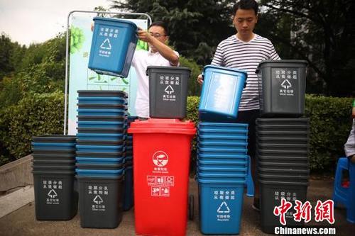 中国侨网大学生将印有“垃圾分类,从我做起”字样的垃圾桶摆放整齐。 泱波 摄