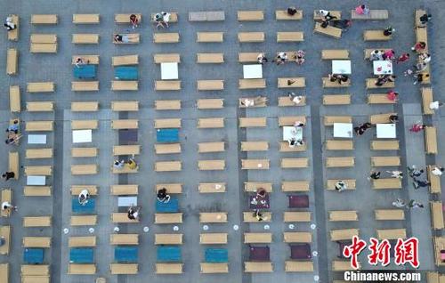 中国侨网图为市民们来到竹床阵消暑乘凉。　郑子颜　摄