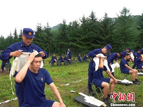 中国侨网包扎与救护。谢彦明 摄