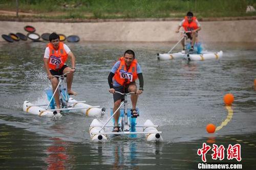 中国侨网参赛选手在水面上你追我赶。　泱波　摄