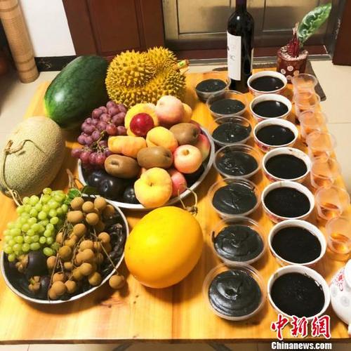 中国侨网白沙镇一家庭举行的慕仙仪式 李晓春 摄