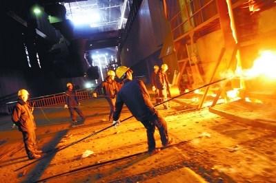中国侨网首钢老厂区停产前最后的炼钢场景。 记者 吴镝摄
