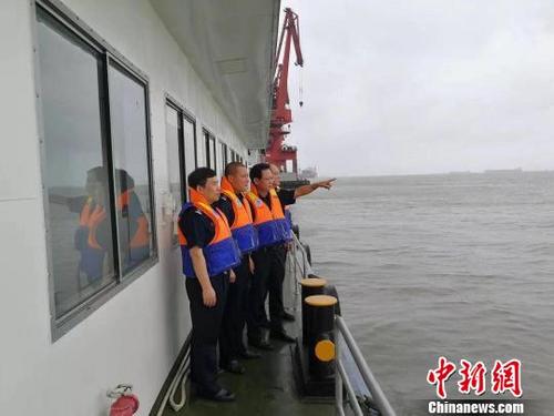 中国侨网海事人员在执法。　唐志勇　摄