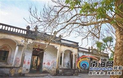 中国侨网文昌铺前镇美宝村有100多户人家，其中村子外围的几栋老宅是归国华侨回乡修建的，南洋风格特色突出。
