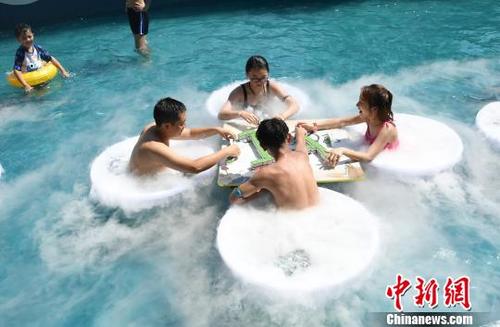 中国侨网图为市民在水中玩麻将。　陈超　摄