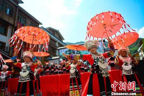 中国侨网图为苗族民众在“跳香节”上表演节目。　潘志祥　摄