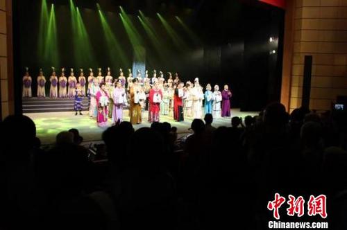 中国侨网8月15日晚,2019年闽剧节在福州启幕。图为当晚,在福州闽剧艺术传承发展中心剧场演出的闽剧《兰花赋》拉开了本次闽剧节的帷幕。供图