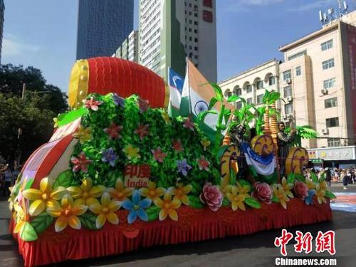 中国侨网8月17日，8辆装扮亮丽、炫彩夺目的花车，载着来自世界各国及国内不同地区的鼓乐代表队，在兰州开展巡游狂欢。　杨娜　摄