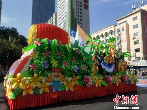 中国侨网8月17日,8辆装扮亮丽、炫彩夺目的花车,载着来自世界各国及国内不同地区的鼓乐代表队,在兰州开展巡游狂欢。 杨娜 摄