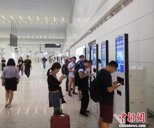 中国侨网白云机场引入“出国宝” 可快速办理11国入境手续。白云机场供图