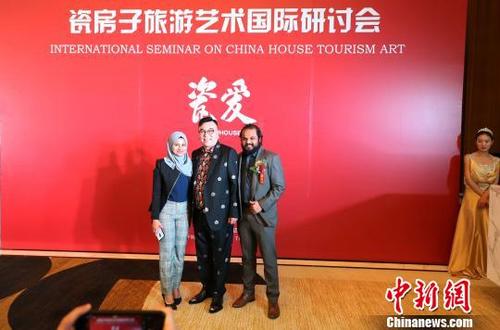 中国侨网图为外国驻华使节与中国瓷房子博物馆馆长张连志(中)在开幕庆典上合影。 张道正 摄