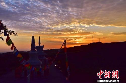中国侨网9月4日清晨,甘肃张掖市肃南裕固族自治县马蹄寺景区内,朝霞漫天。 武雪峰 摄