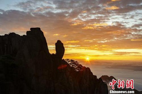 中国侨网9月5日早上，安徽黄山风景区现壮丽的日出云海景观。　叶永清　摄