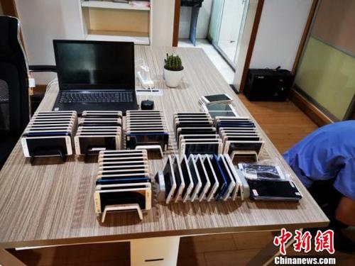 中国侨网今年6月,广东佛山警方破获全国首宗利用“跑分”平台帮助信息网络犯罪活动案,缴获手机等涉案物品一批。佛山警方 供图