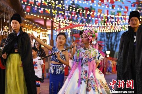 中国侨网图为开街仪式上的巡游仪式。 陈超 摄
