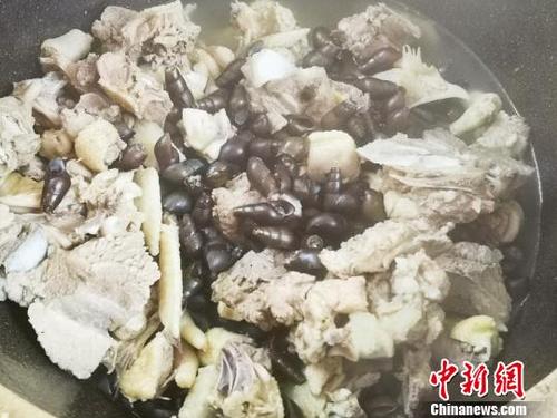 中国侨网猪骨土鸡炖坑螺汤 李晓春 摄