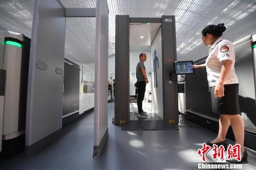 中国侨网全新采用的毫米波人身检查仪,可快速通过 姬东 摄