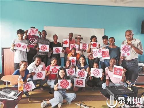 中国侨网林巧玲教学生窗花艺术