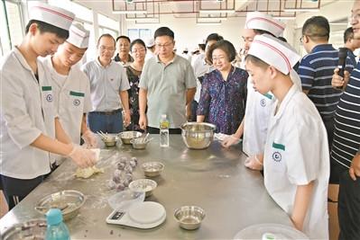 中国侨网专家在指导学员做粤菜。