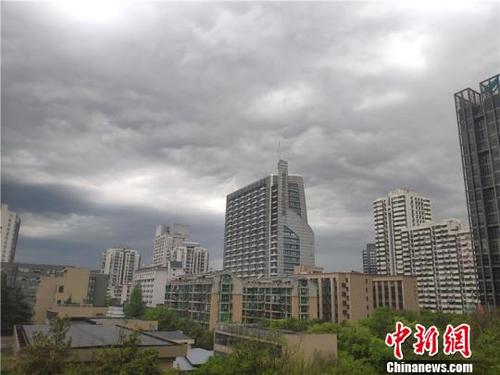 中国侨网杭州暴雨将至前阴云密布。（资料图）　张煜欢　摄