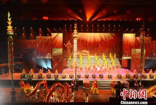 中国侨网图为开场表演《盛世鼓舞》。　吕明　摄