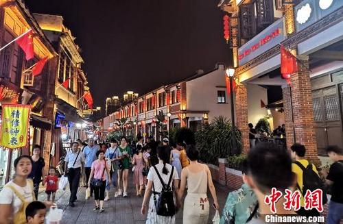 中国侨网福建漳州古城游客络绎不绝。 张金川 摄