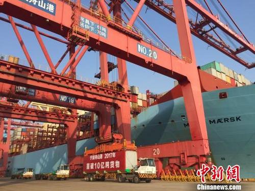 中国侨网图为2017年，宁波舟山港年货物吞吐量破10亿吨。　林波　摄