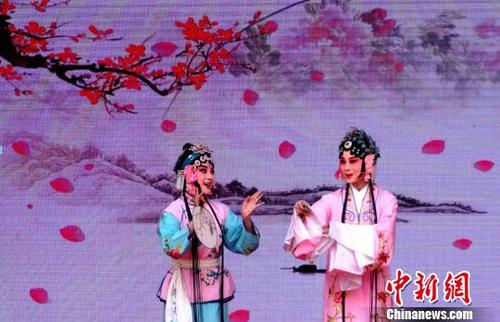 中国侨网6日，在延庆区开幕的2019北京重阳节延庆系列文化活动为观众带来丰富多彩的文艺演出。　主办方供图　摄