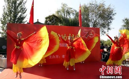 中国侨网歌唱祖国。 张道正 摄