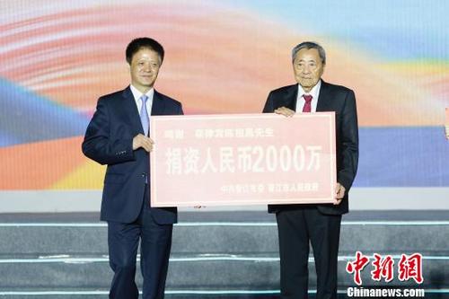 中国侨网 旅菲侨领陈祖昌先生（右）在此前捐赠1000万元的基础上，再追加捐赠2000万元，支持“世中运”赛事筹办。　赖进财　摄