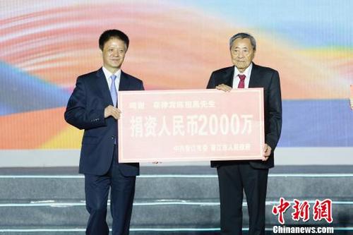 中国侨网 旅菲侨领陈祖昌先生(右)在此前捐赠1000万元的基础上,再追加捐赠2000万元,支持“世中运”赛事筹办。 赖进财 摄