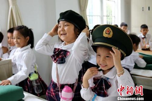 中国侨网“萌娃”们带上军帽体验当军人魅力。　王彬　摄