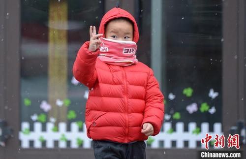 中国侨网小朋友在雪中玩耍。　聂信华　摄