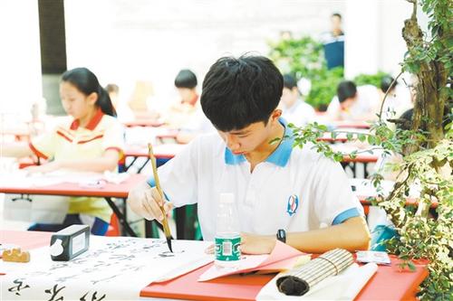 中国侨网比赛中，华侨子弟挥毫泼墨，认真写好一笔一划。(文/图 记者/李嘉敏 通讯员/梁栋）