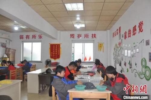 中国侨网图为:倪桂勇11年默默守护残疾人“孩子” 椒江区海门街道供图 摄